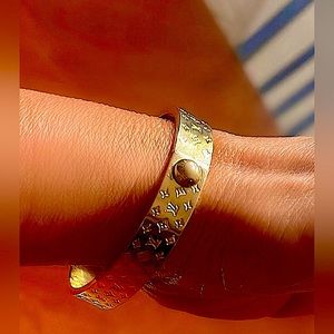 Pre owned luxury brand gold tone bracelet none tarnished, medium size. looks new